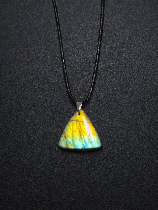 Yellow/green labradorite pendant necklace (04-31)