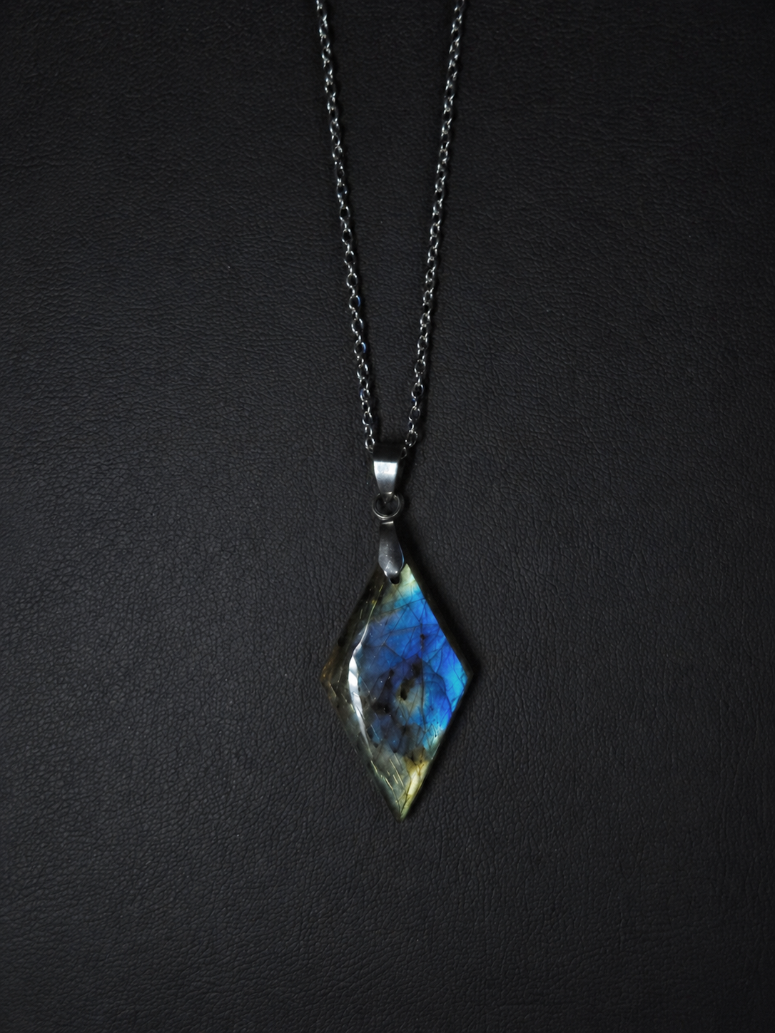 Blue diamond labradorite pendant necklace (04-20)